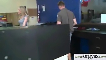Young Amateur Slut Shows Off Her Skills In Public