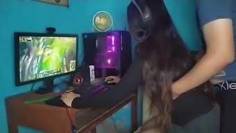 Big Natural Tits Bouncing While I Play Lol With My Favorite Teen