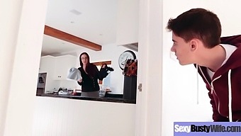 Een Rondborstige Huisvrouw Met Grote Natuurlijke Tieten Wordt Vies In Deze Volwassen Pornovideo