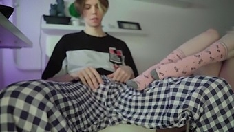 Moje Sestra Se Oddává Foot Fetišu A Dává Mi Smyslnou Masáž Nohou