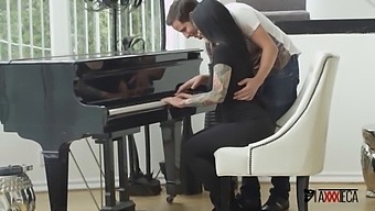 Jack Escobar ครูสอนเปียโนฉวยโอกาสและมีเซสชั่นที่น่าทึ่งกับ Katrina Jade!