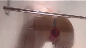 Bersiaplah Untuk Mandi Kenikmatan Dengan Max Ryan Dan Dildo-Nya