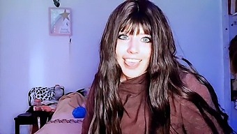 Rainha Do Prazer Oral Desfruta De Um Enorme Dildo
