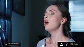 Orosz Szépség Lena Reif Intenzív Lovaglása Egy Vastag Péniszen