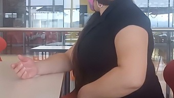 Neúmyselná Análna Nehoda Vedie K Horúcemu Stretnutiu So Skúseným Zákazníkom
