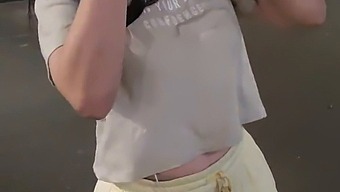 退屈な義理の娘が若い男性を録画してから性行為に従事する